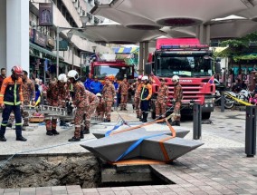 马来西亚路面下沉，女子跳入8米深的洞中