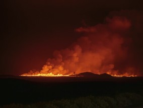 冰岛一座火山第六次喷发，但附近的格林达维克镇暂时幸免